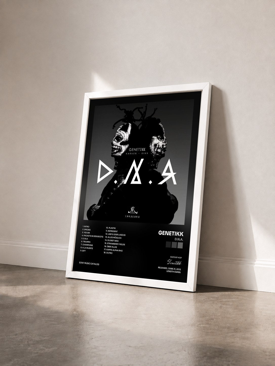 #blanc Tableau de l'album D.N.A. de Genetikk vu de trois quarts, cadre blanc