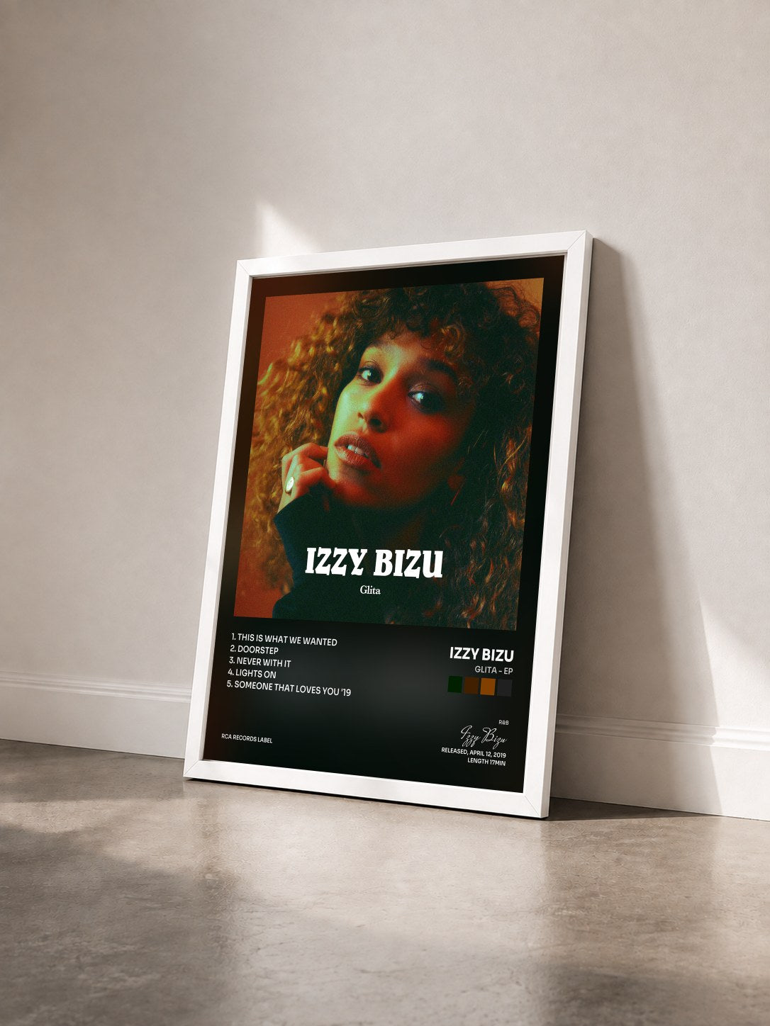 #blanc Tableau de l'album GLITA - EP de Izzy Bizu vu de trois quarts, cadre blanc