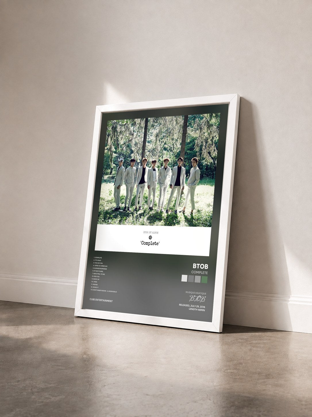 #blanc Tableau de l'album Complete de BTOB vu de trois quarts, cadre blanc
