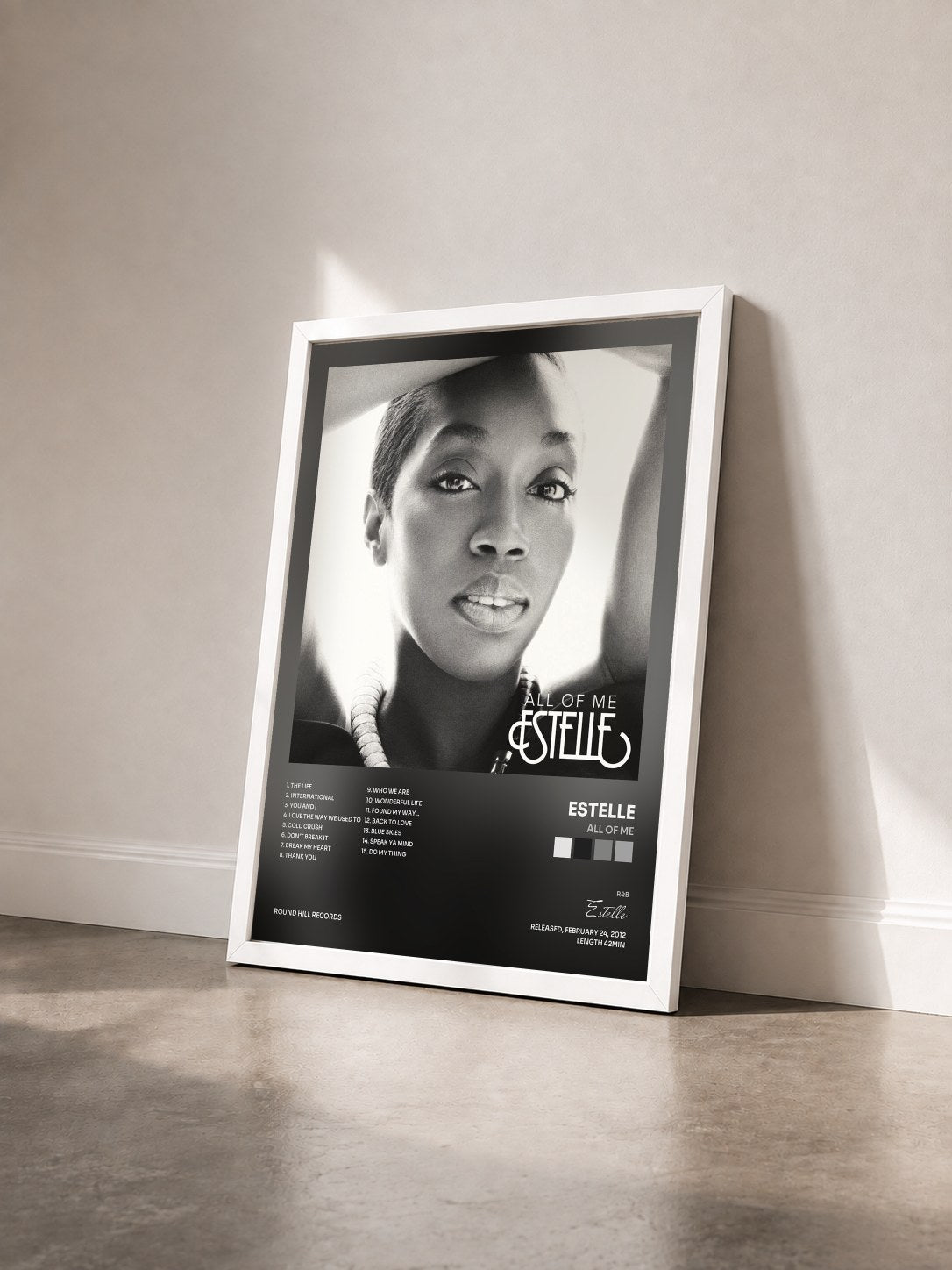 #blanc Tableau de l'album All of Me de Estelle vu de trois quarts, cadre blanc