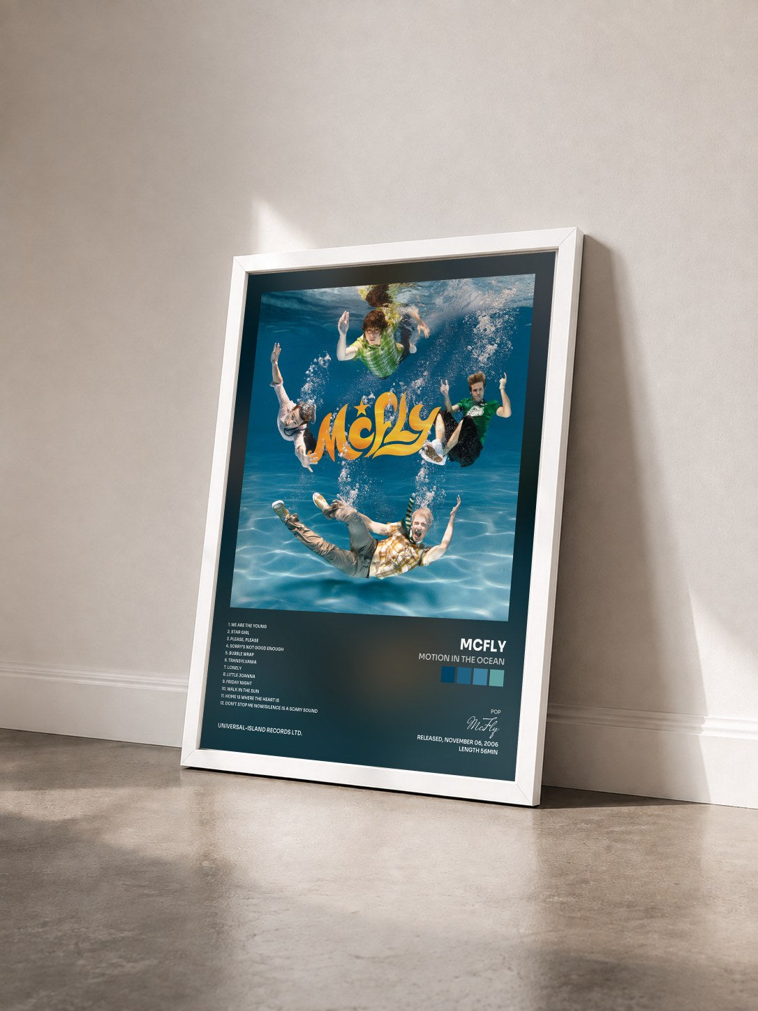 #blanc Tableau de l'album Motion In The Ocean de McFly vu de trois quarts, cadre blanc