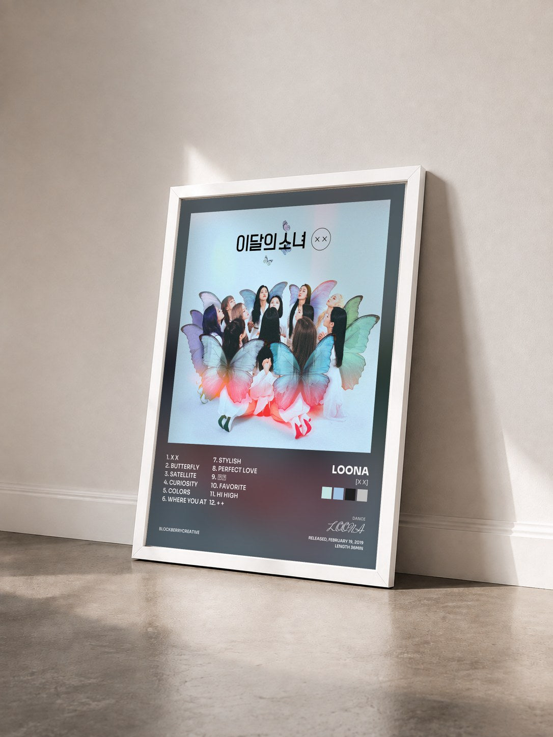 #blanc Tableau de l'album [X X] de LOONA vu de trois quarts, cadre blanc