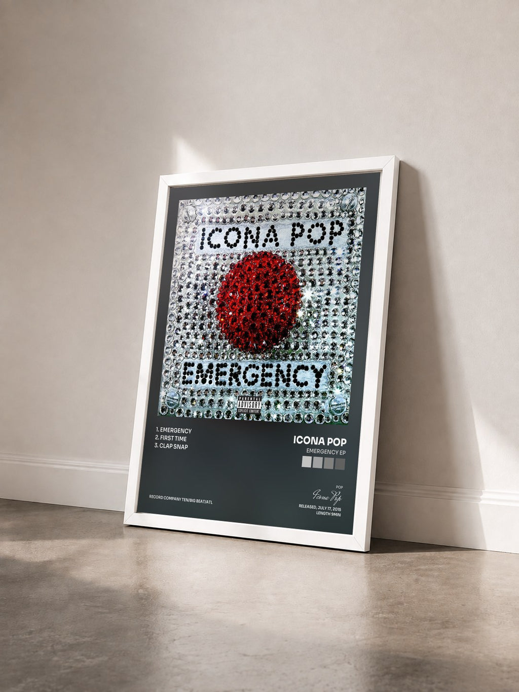 #blanc Tableau de l'album Emergency EP de Icona Pop vu de trois quarts, cadre blanc