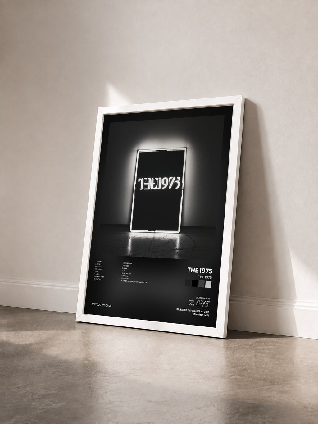 #blanc Tableau de l'album The 1975 de The 1975 vu de trois quarts, cadre blanc