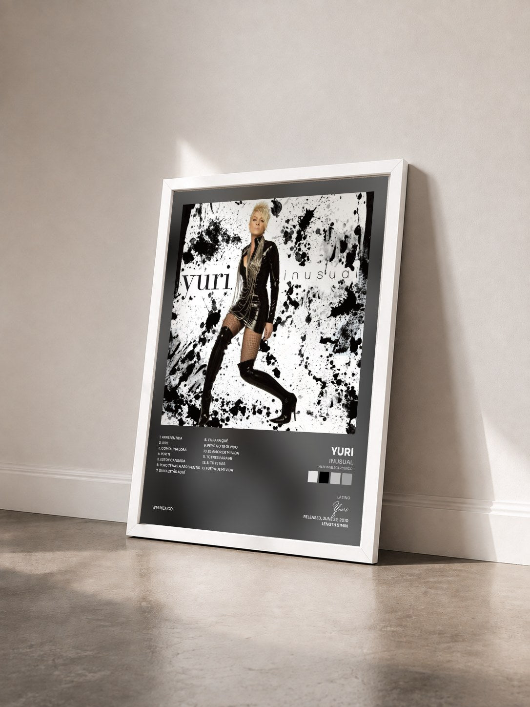 #blanc Tableau de l'album Inusual (Album Electronico) de Yuri vu de trois quarts, cadre blanc