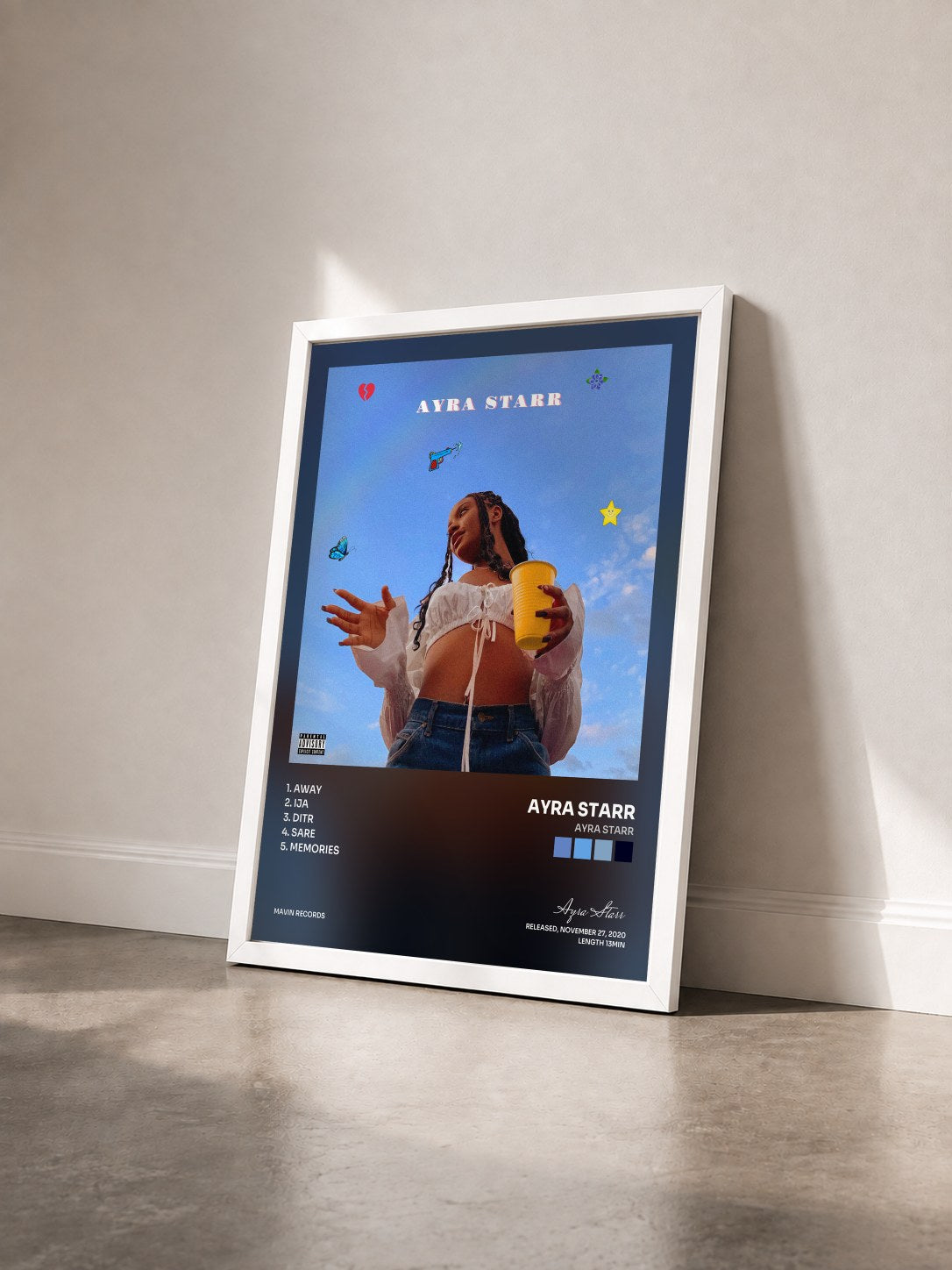 #blanc Tableau de l'album Ayra Starr de Ayra Starr vu de trois quarts, cadre blanc