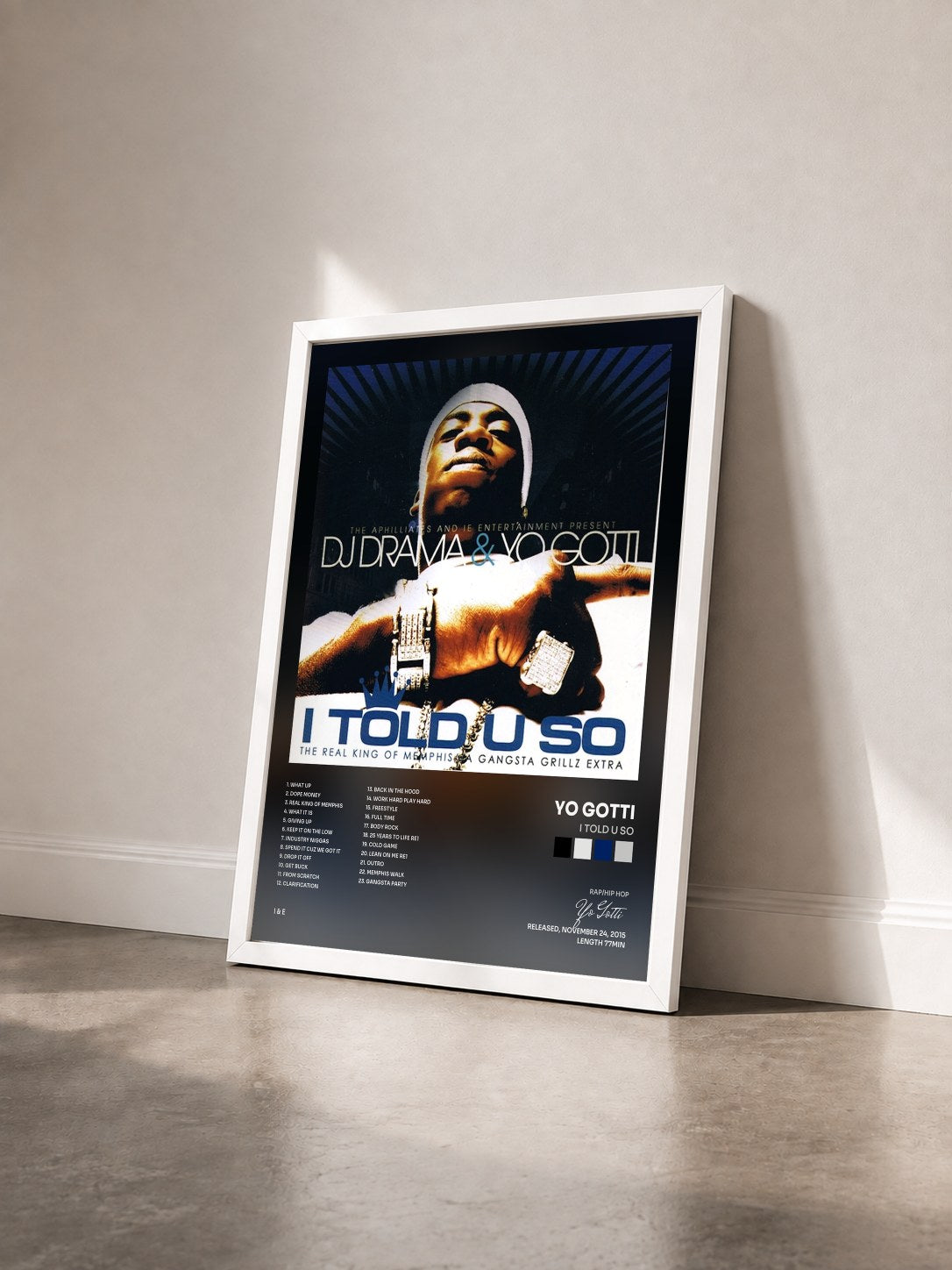 #blanc Tableau de l'album I Told U So de Yo Gotti vu de trois quarts, cadre blanc
