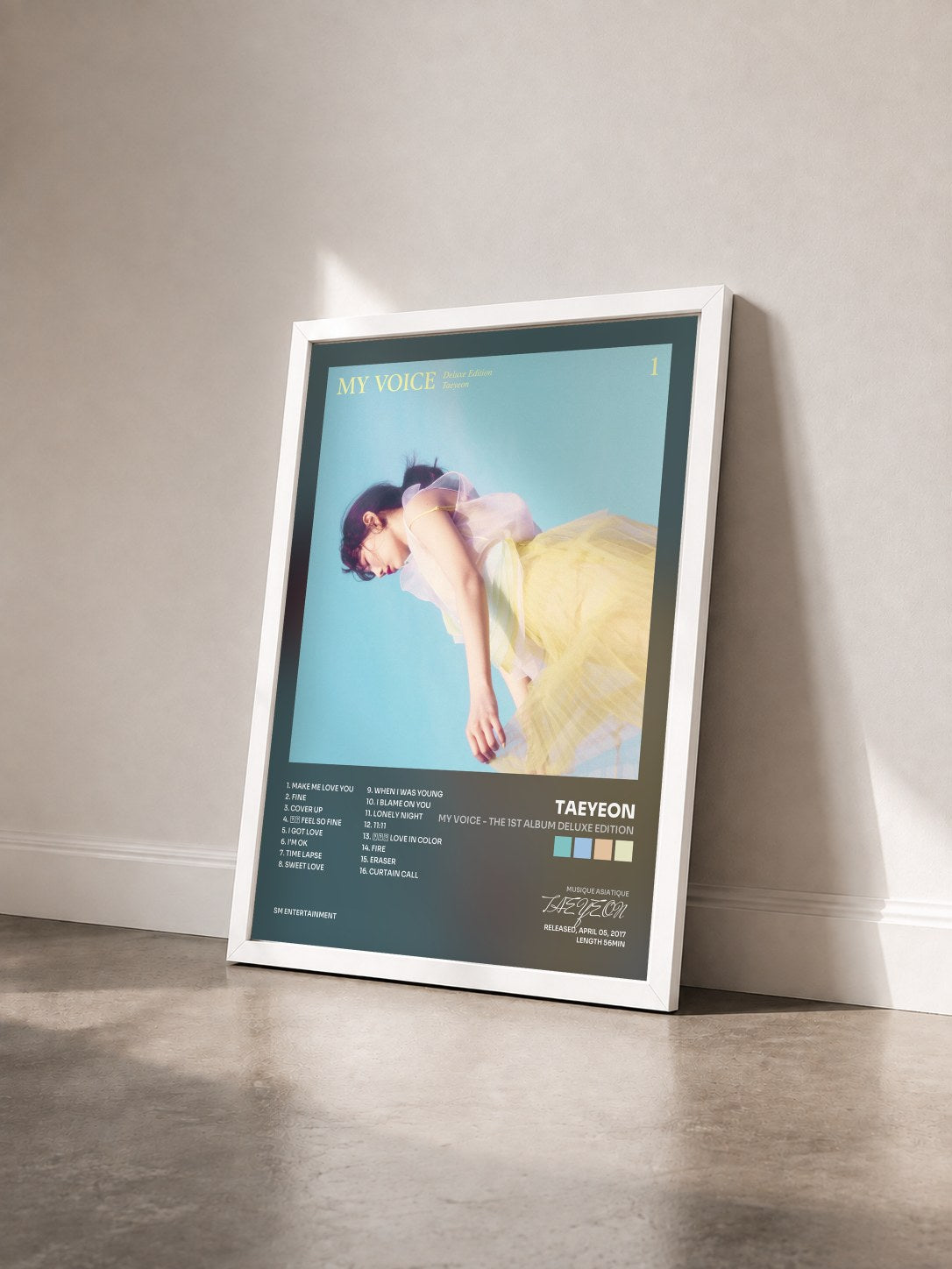 #blanc Tableau de l'album My Voice - The 1st Album Deluxe Edition de TAEYEON vu de trois quarts, cadre blanc