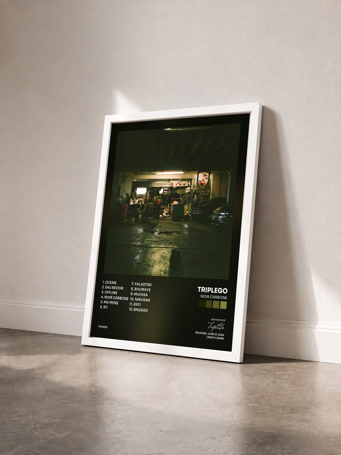 #blanc Tableau de l'album NOIR CARBONE de TripleGo vu de trois quarts, cadre blanc