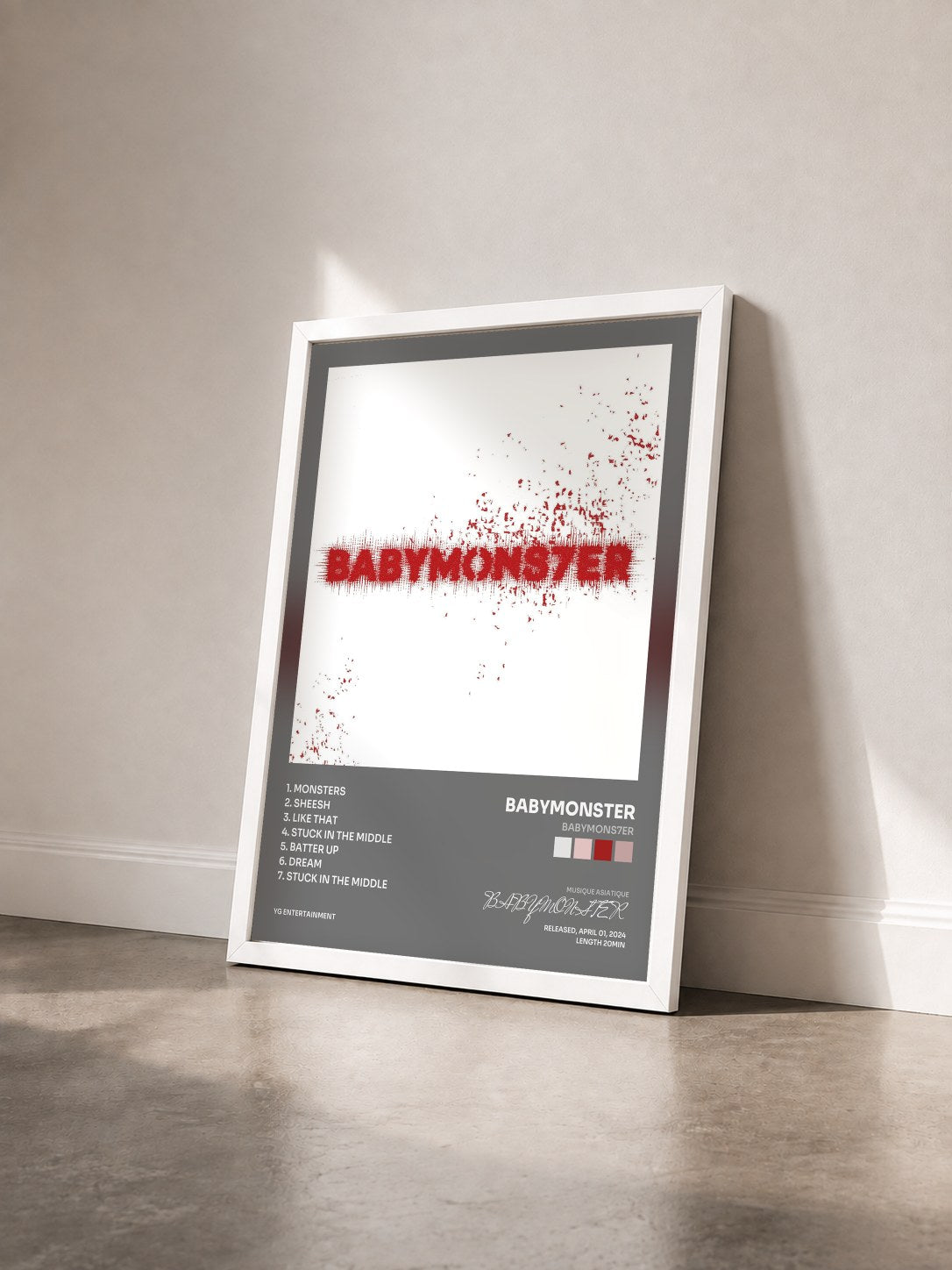 #blanc Tableau de l'album BABYMONS7ER de BABYMONSTER vu de trois quarts, cadre blanc