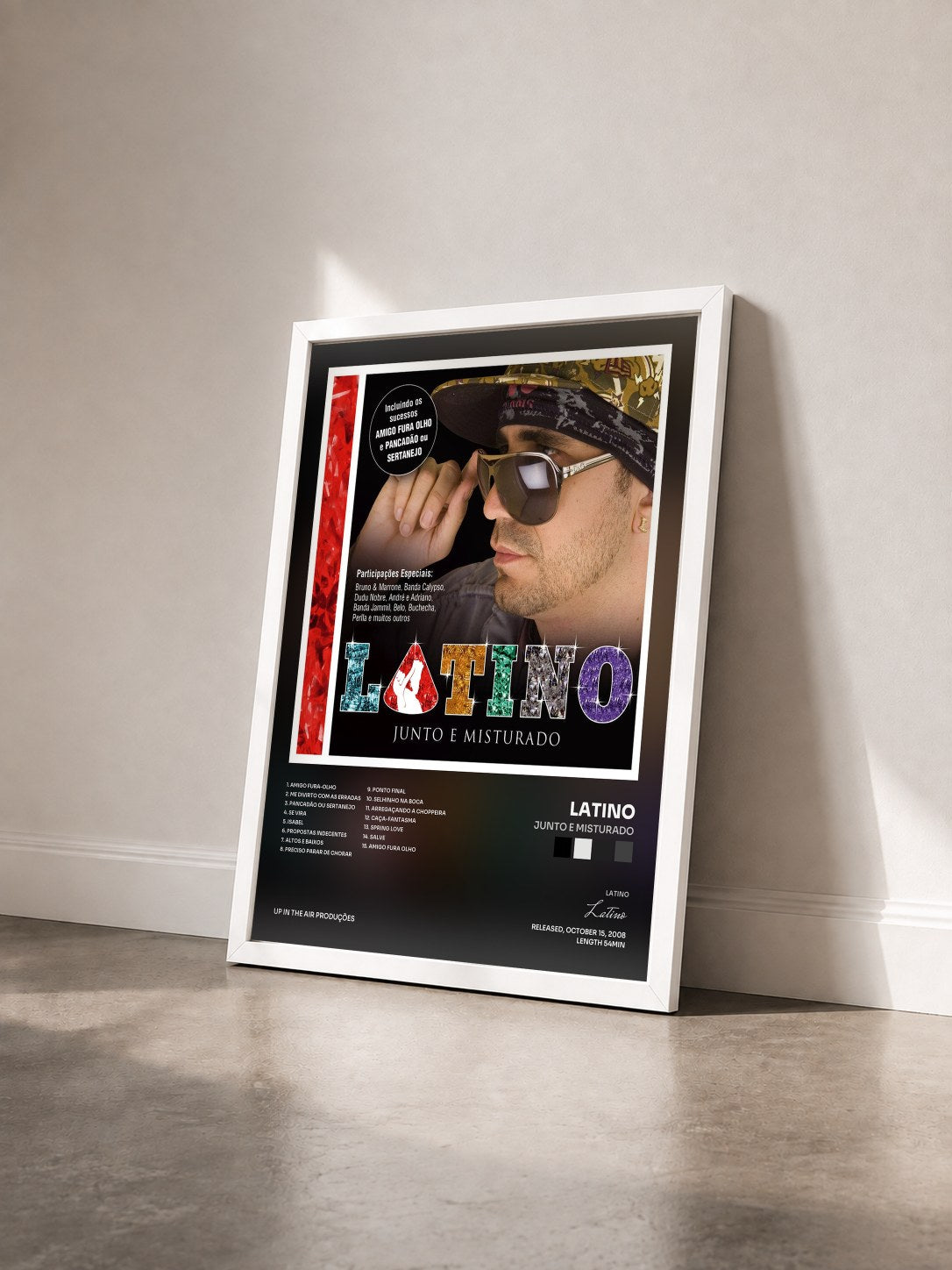 #blanc Tableau de l'album Junto e Misturado de Latino vu de trois quarts, cadre blanc