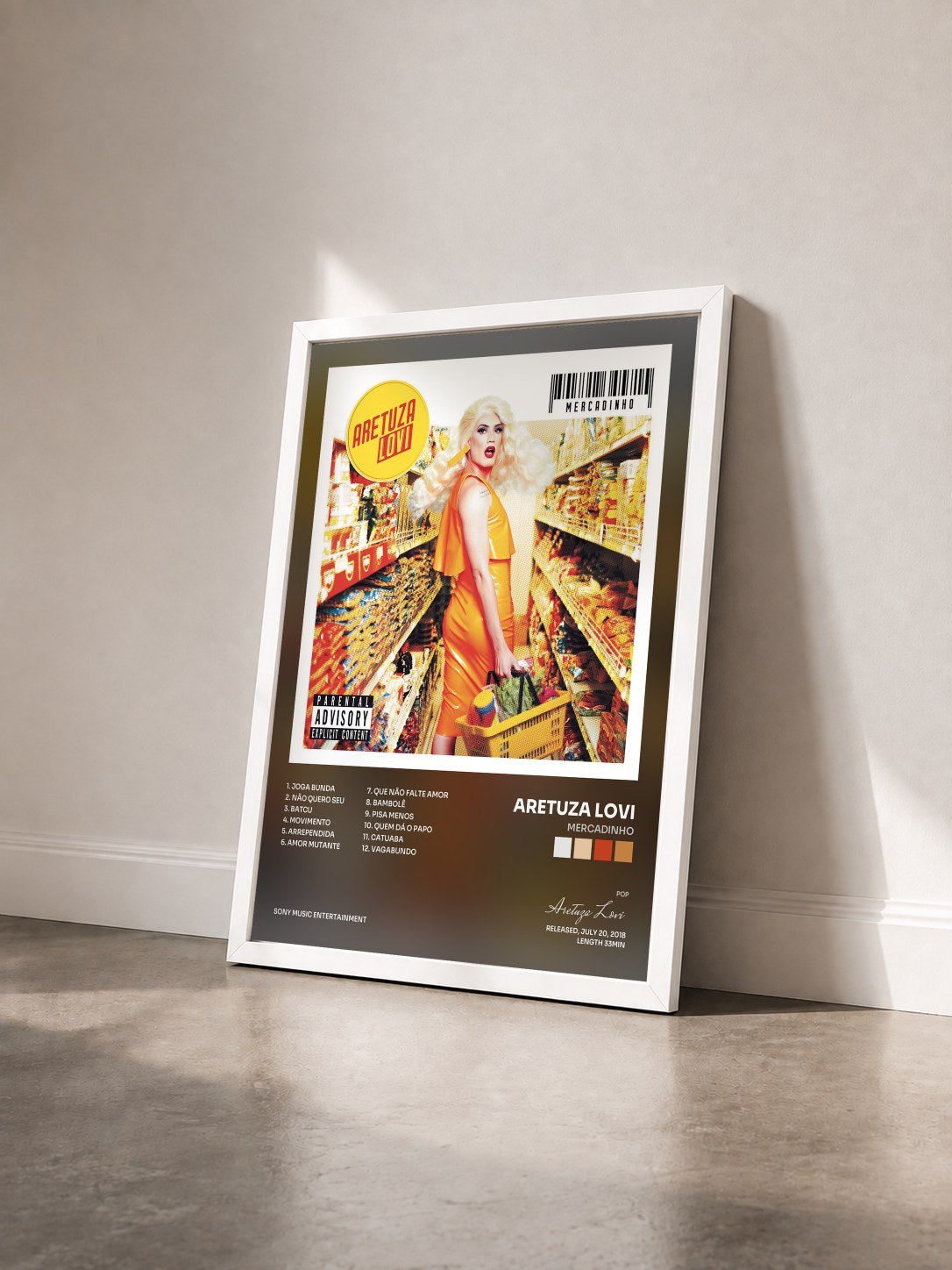 #blanc Tableau de l'album Mercadinho de Aretuza Lovi vu de trois quarts, cadre blanc