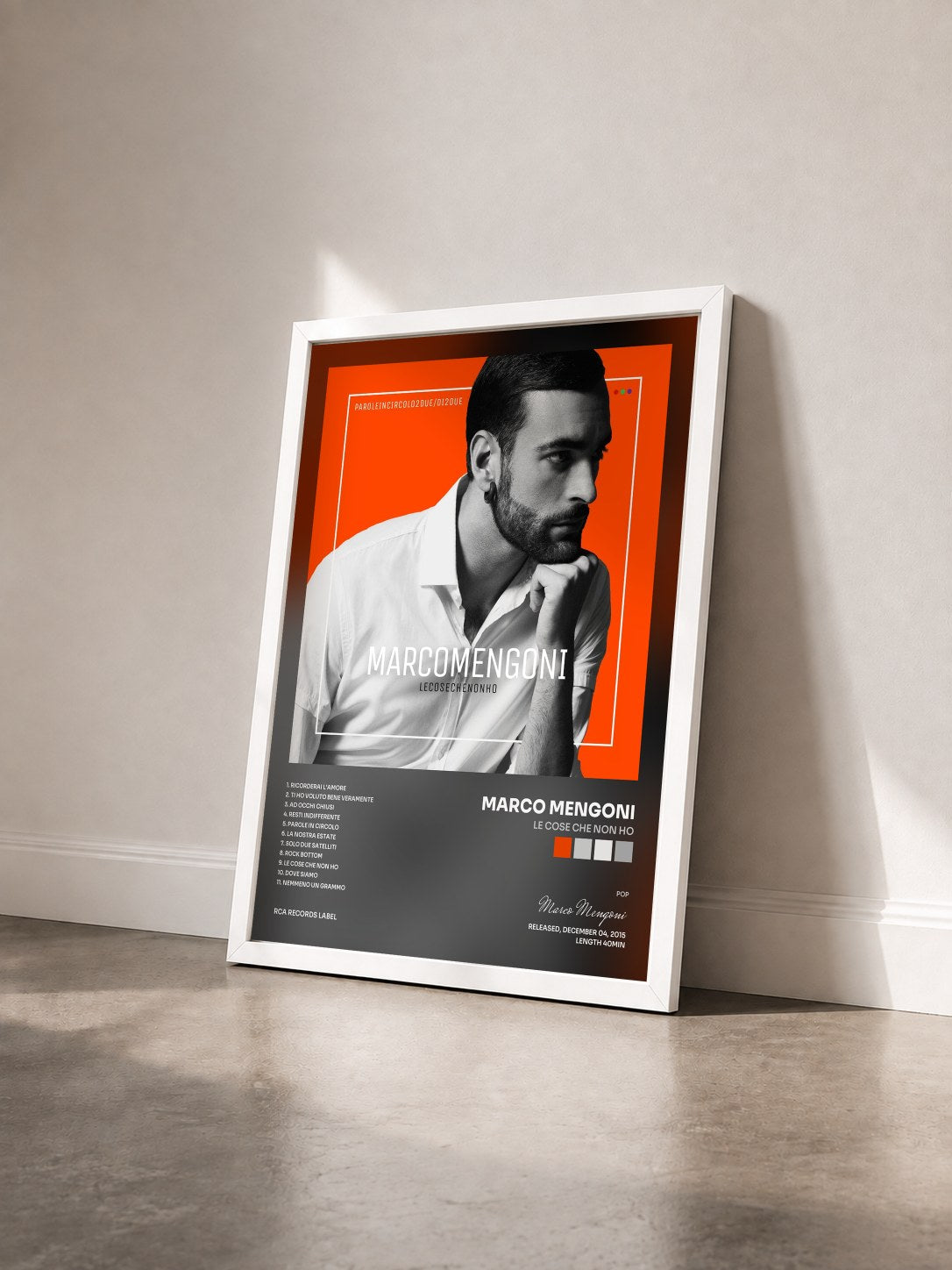 #blanc Tableau de l'album Le cose che non ho de Marco Mengoni vu de trois quarts, cadre blanc
