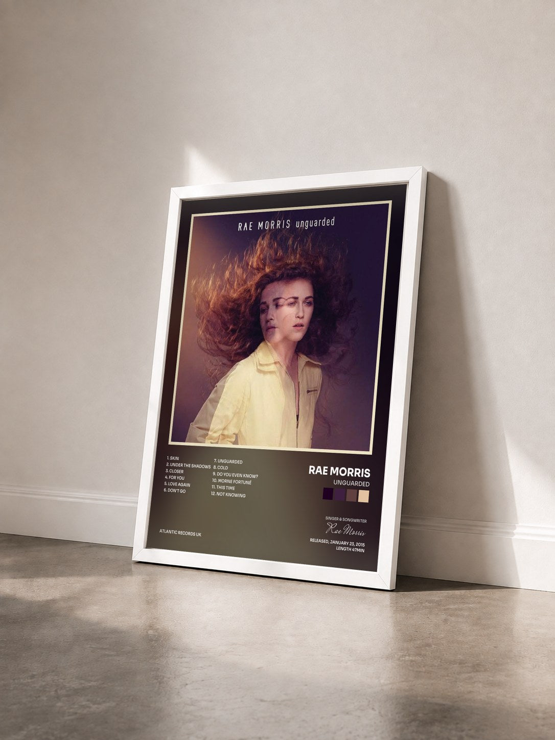 #blanc Tableau de l'album Unguarded de Rae Morris vu de trois quarts, cadre blanc