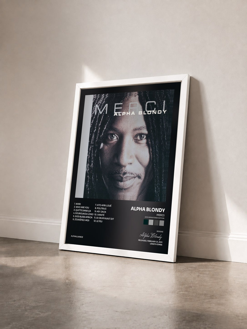 #blanc Tableau de l'album Merci (2010 Remastered Edition) de Alpha Blondy vu de trois quarts, cadre blanc