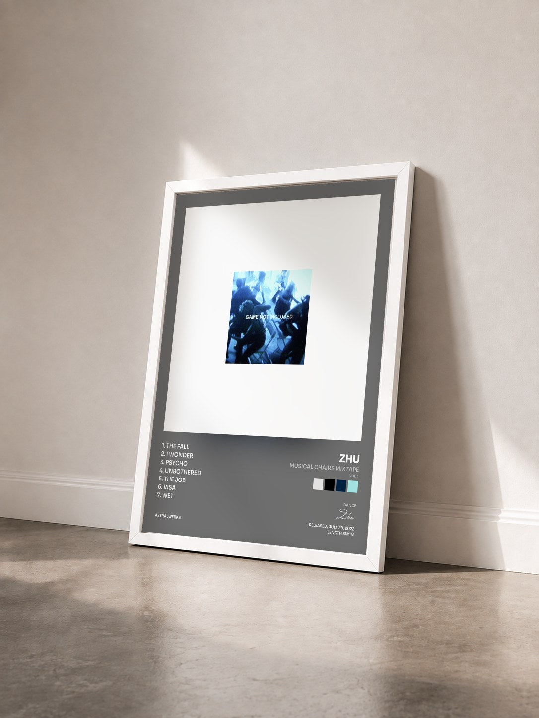 #blanc Tableau de l'album Musical Chairs Mixtape (Vol. 1) de Zhu vu de trois quarts, cadre blanc