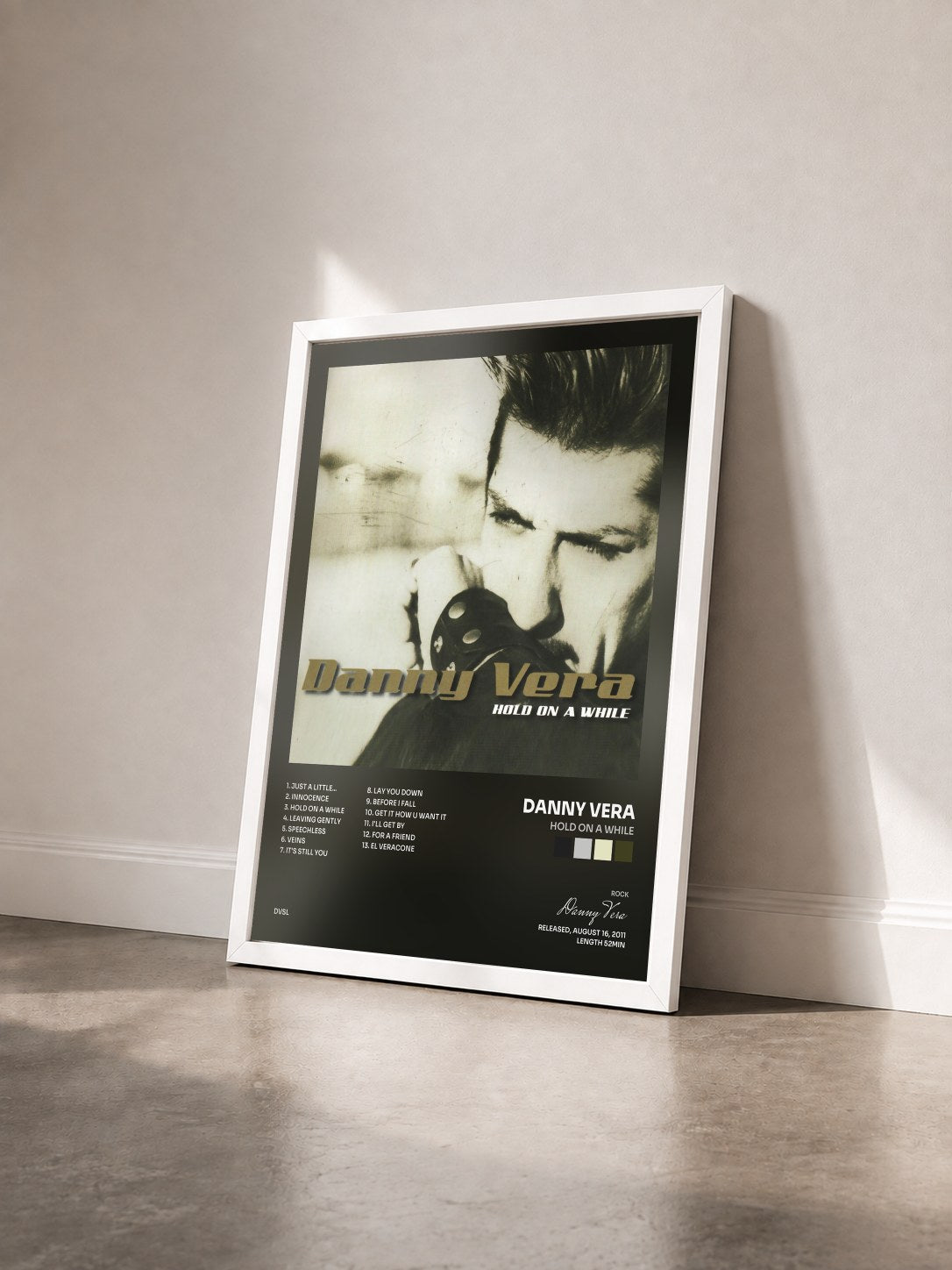 #blanc Tableau de l'album Hold on a While de Danny Vera vu de trois quarts, cadre blanc