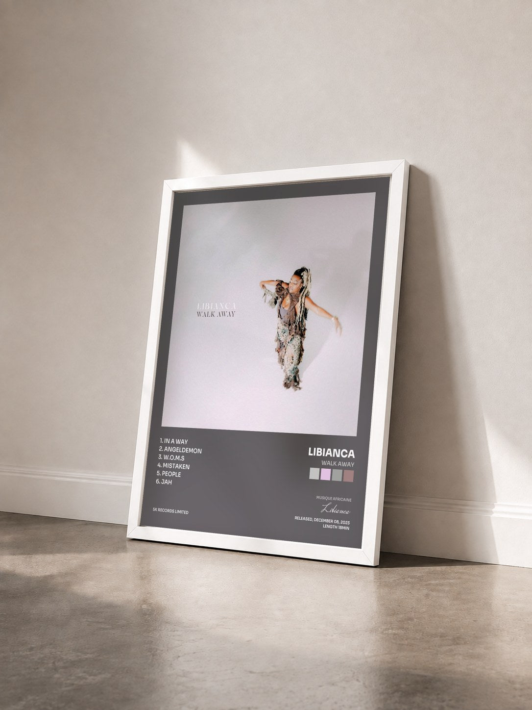 #blanc Tableau de l'album Walk Away de Libianca vu de trois quarts, cadre blanc