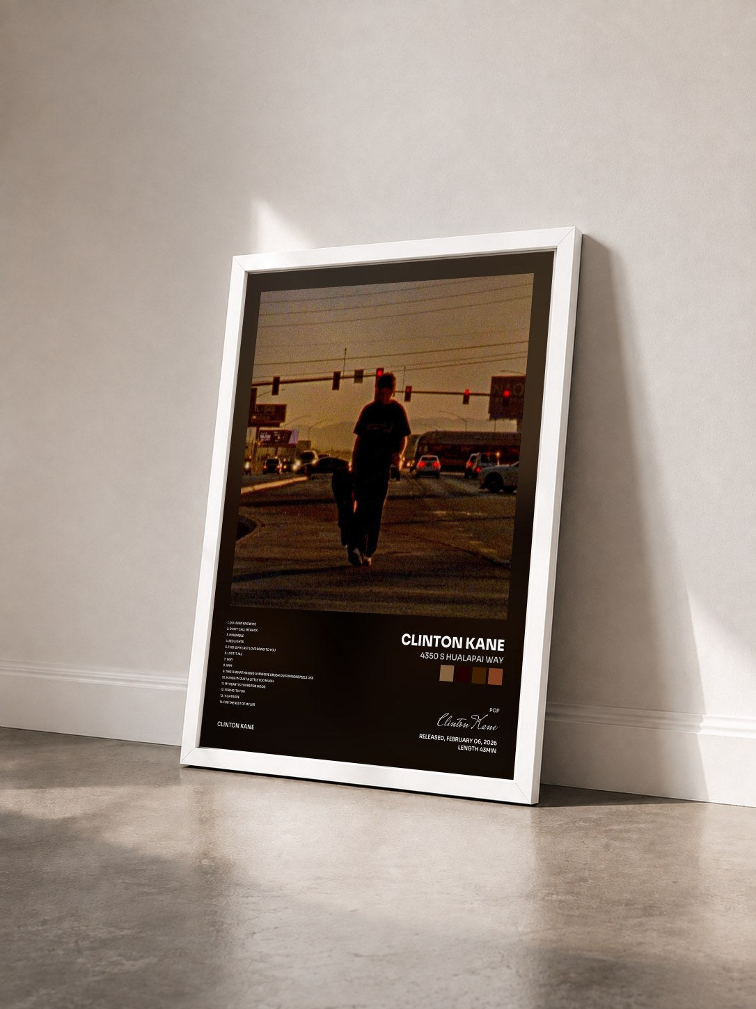 #blanc Tableau de l'album 4350 S Hualapai Way de Clinton Kane vu de trois quarts, cadre blanc