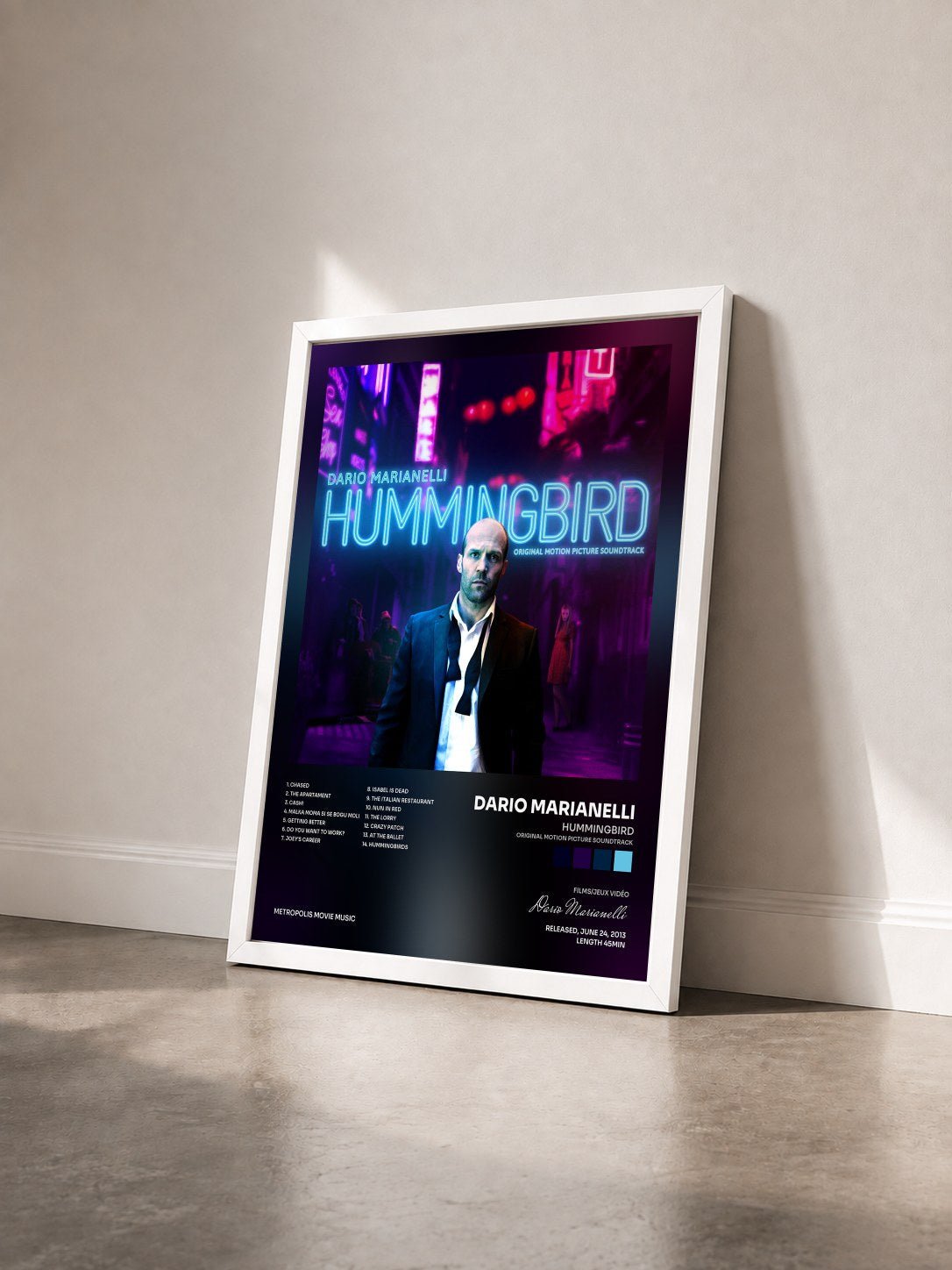 #blanc Tableau de l'album Hummingbird (Original Motion Picture Soundtrack) de Dario Marianelli vu de trois quarts, cadre blanc