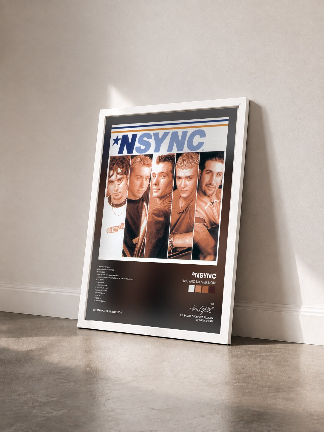 #blanc Tableau de l'album 'N Sync UK Version de *NSYNC vu de trois quarts, cadre blanc