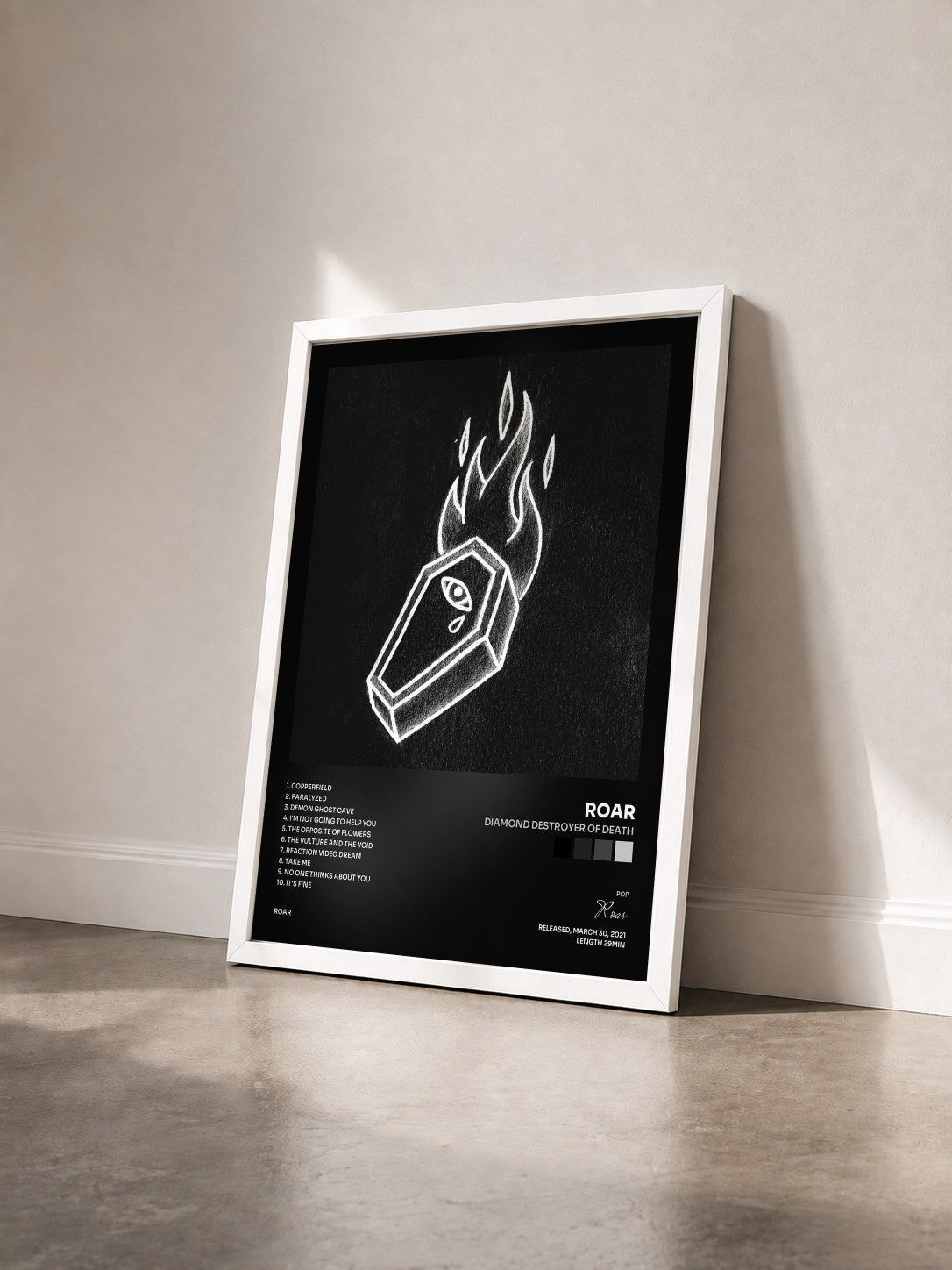#blanc Tableau de l'album Diamond Destroyer of Death de Roar vu de trois quarts, cadre blanc