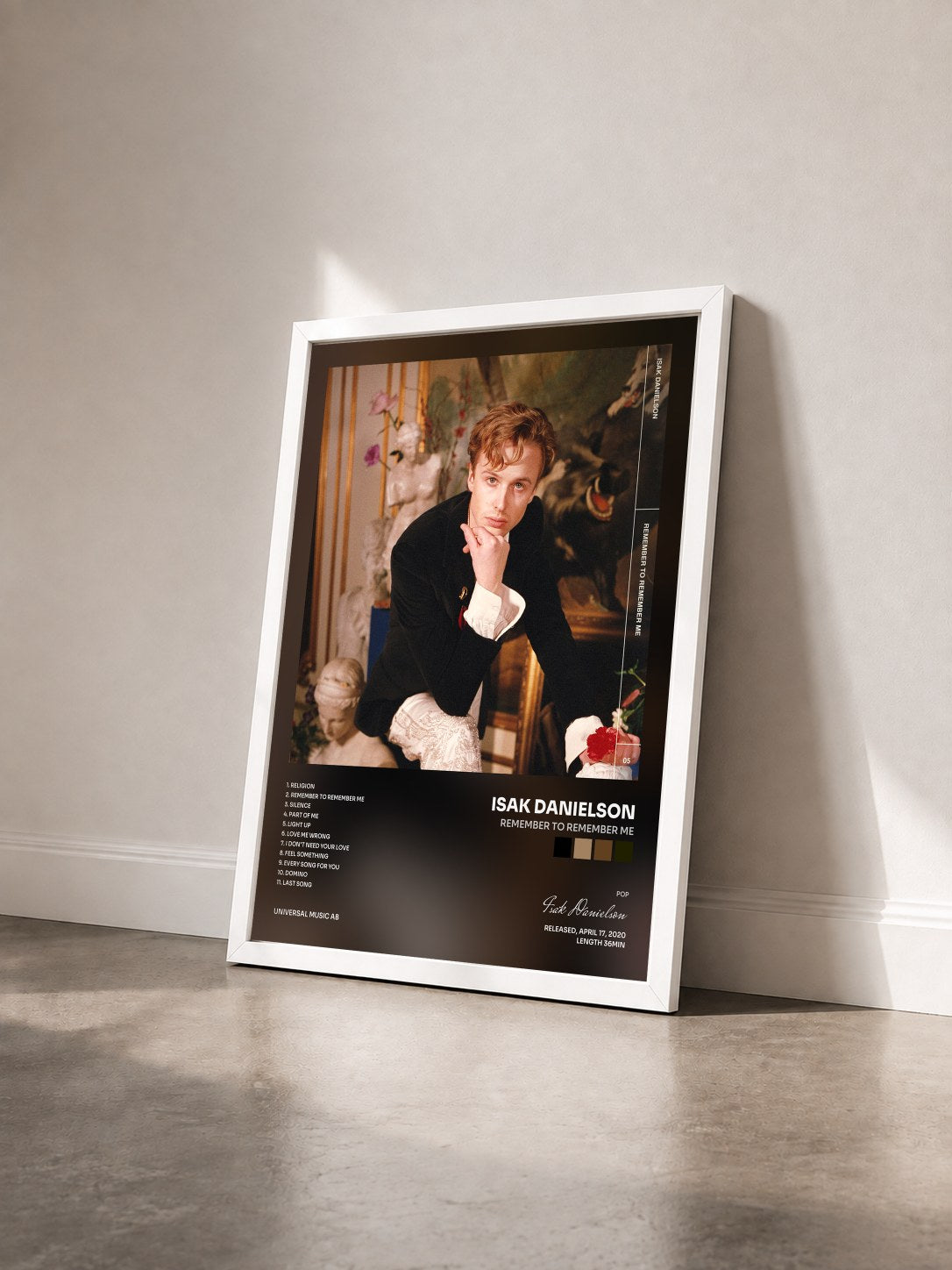 #blanc Tableau de l'album Remember To Remember Me de Isak Danielson vu de trois quarts, cadre blanc