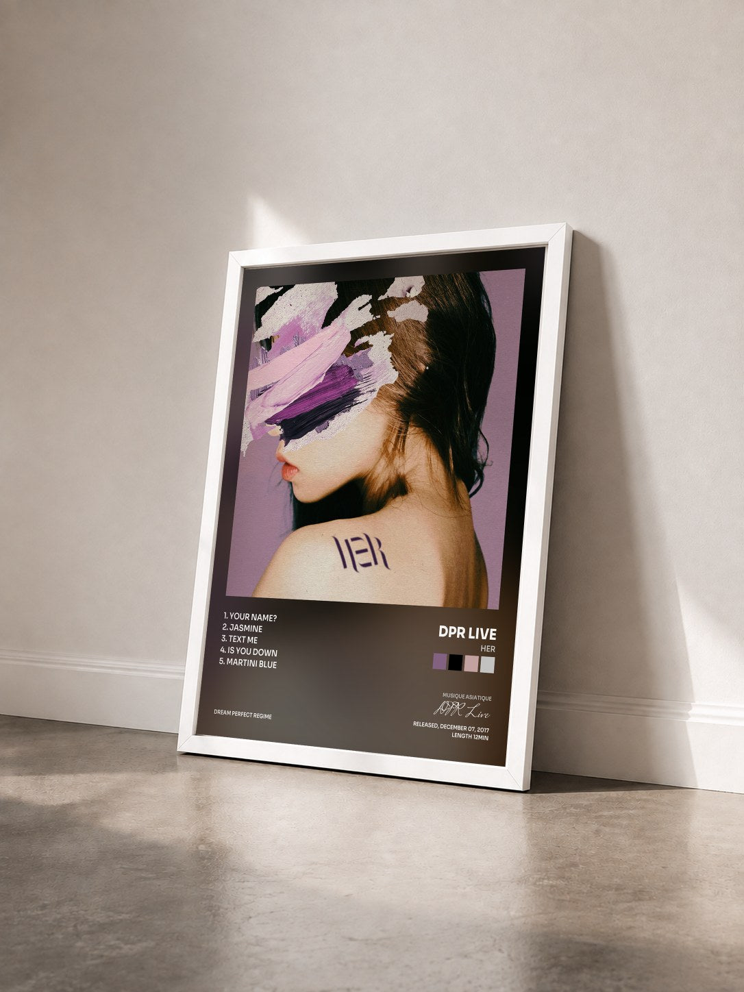 #blanc Tableau de l'album Her de DPR Live vu de trois quarts, cadre blanc
