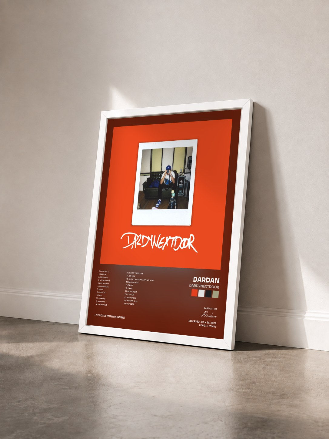 #blanc Tableau de l'album DARDYNEXTDOOR de Dardan vu de trois quarts, cadre blanc