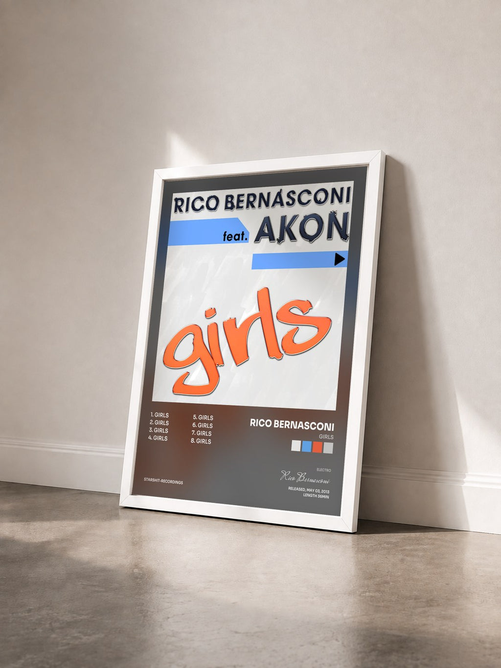 #blanc Tableau de l'album Girls de Rico Bernasconi vu de trois quarts, cadre blanc