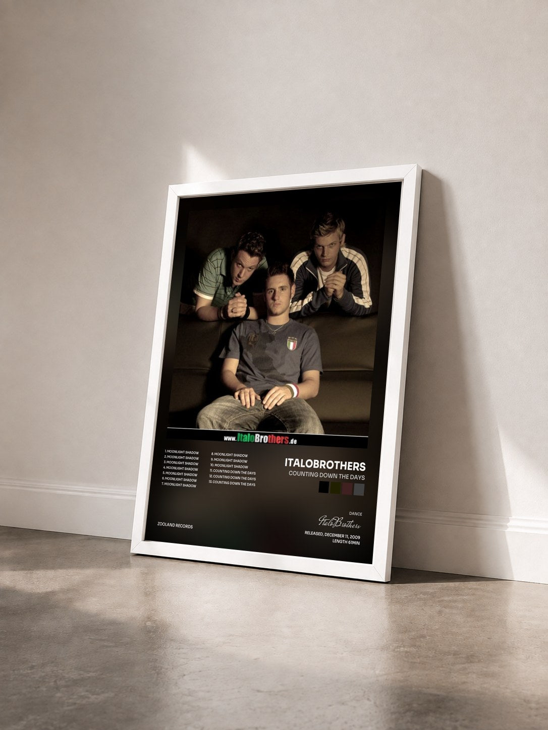 #blanc Tableau de l'album Counting Down The Days de ItaloBrothers vu de trois quarts, cadre blanc