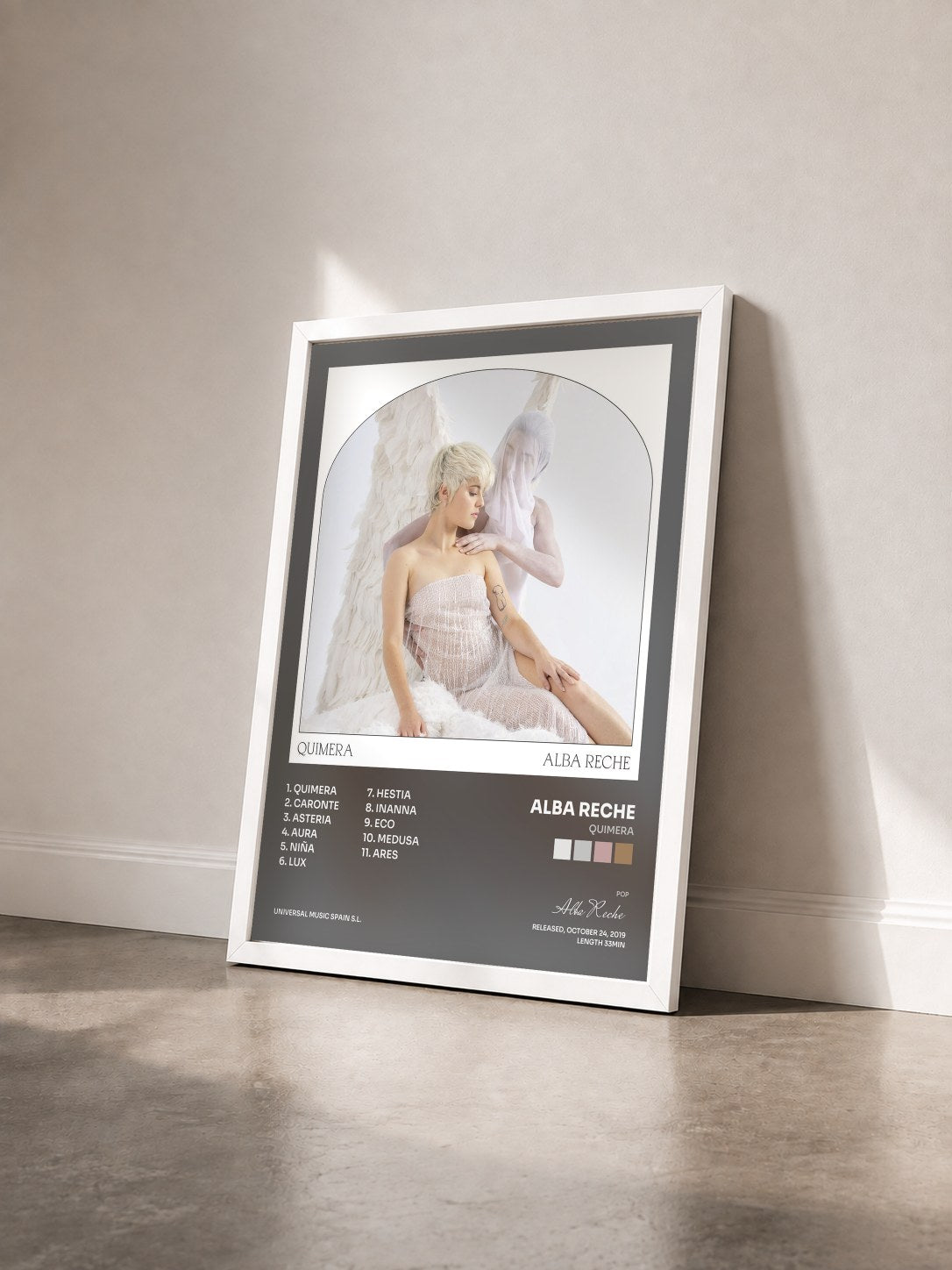 #blanc Tableau de l'album quimera de Alba Reche vu de trois quarts, cadre blanc