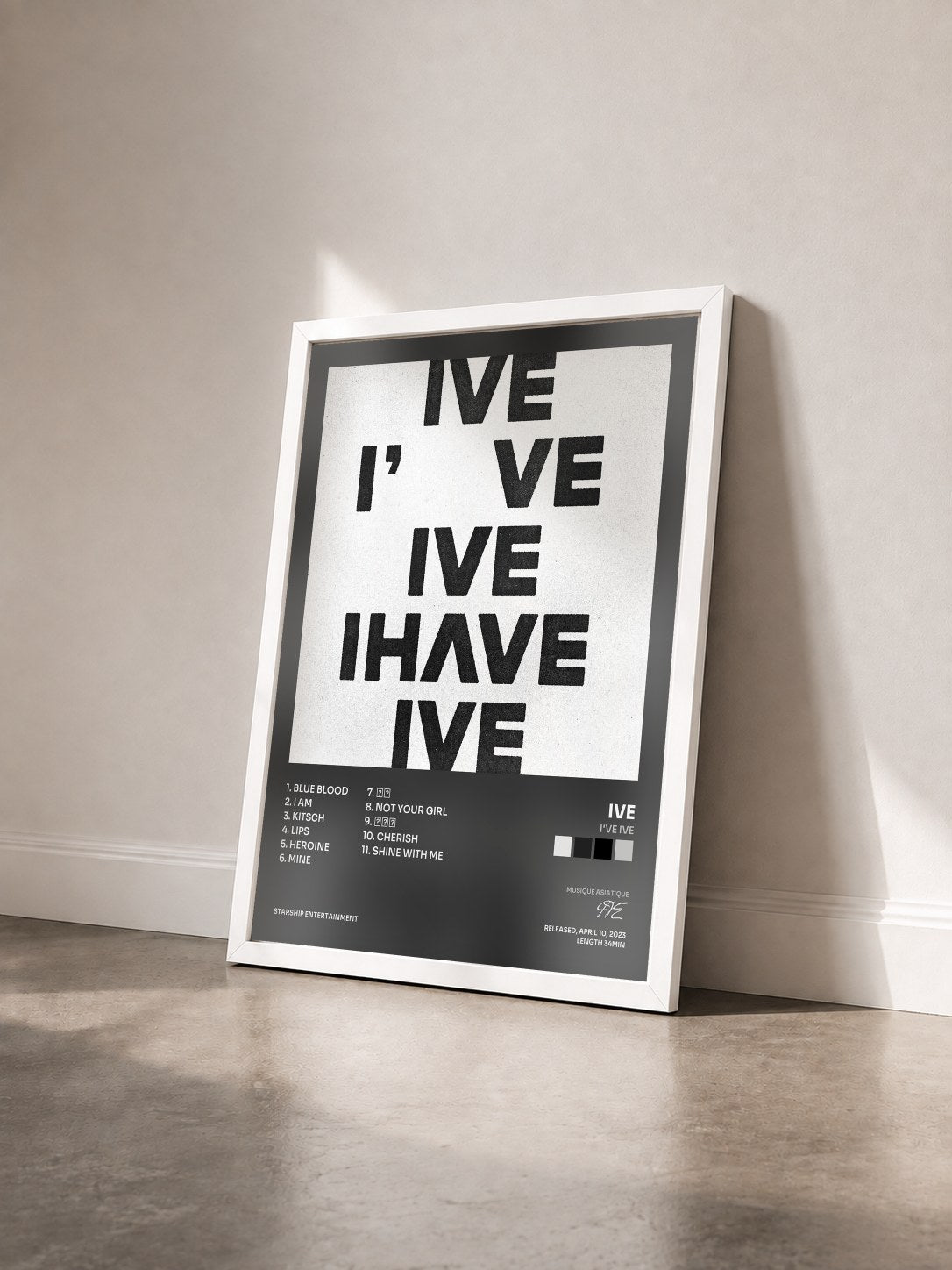 #blanc Tableau de l'album I've IVE de IVE vu de trois quarts, cadre blanc
