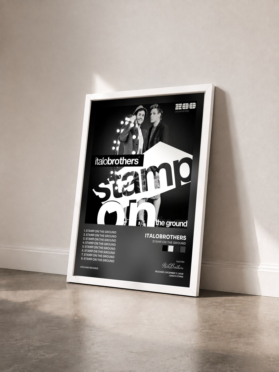 #blanc Tableau de l'album Stamp On The Ground de ItaloBrothers vu de trois quarts, cadre blanc