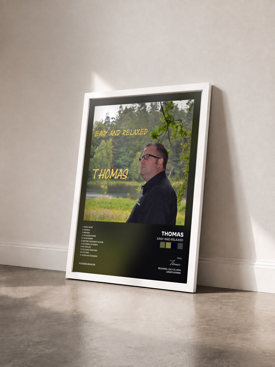 #blanc Tableau de l'album Easy and Relaxed de Thomas vu de trois quarts, cadre blanc