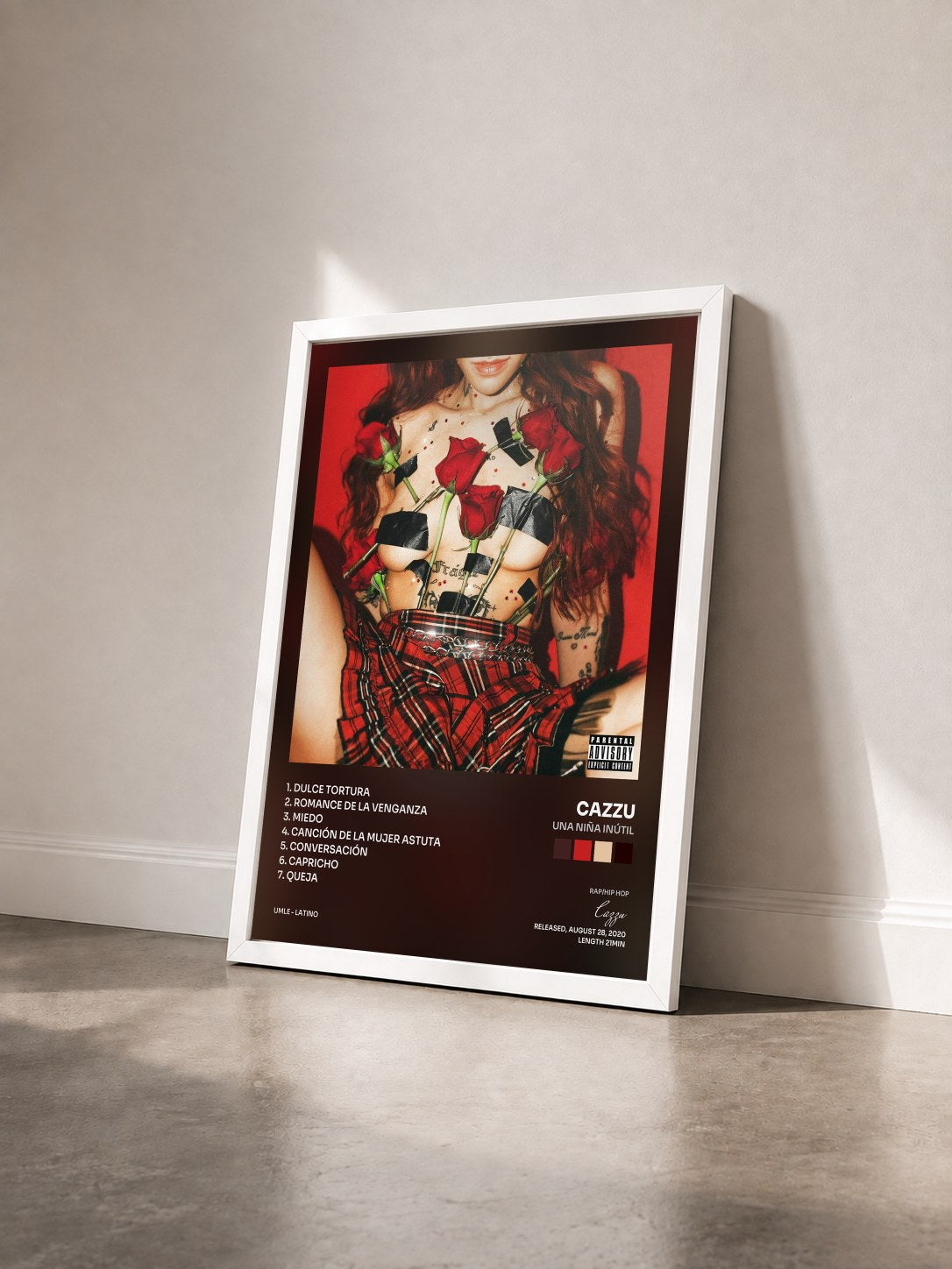 #blanc Tableau de l'album Una Niña Inútil de Cazzu vu de trois quarts, cadre blanc