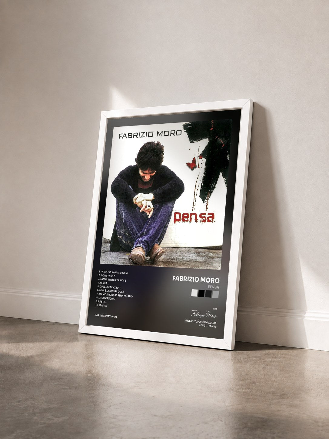 #blanc Tableau de l'album Pensa de Fabrizio Moro vu de trois quarts, cadre blanc