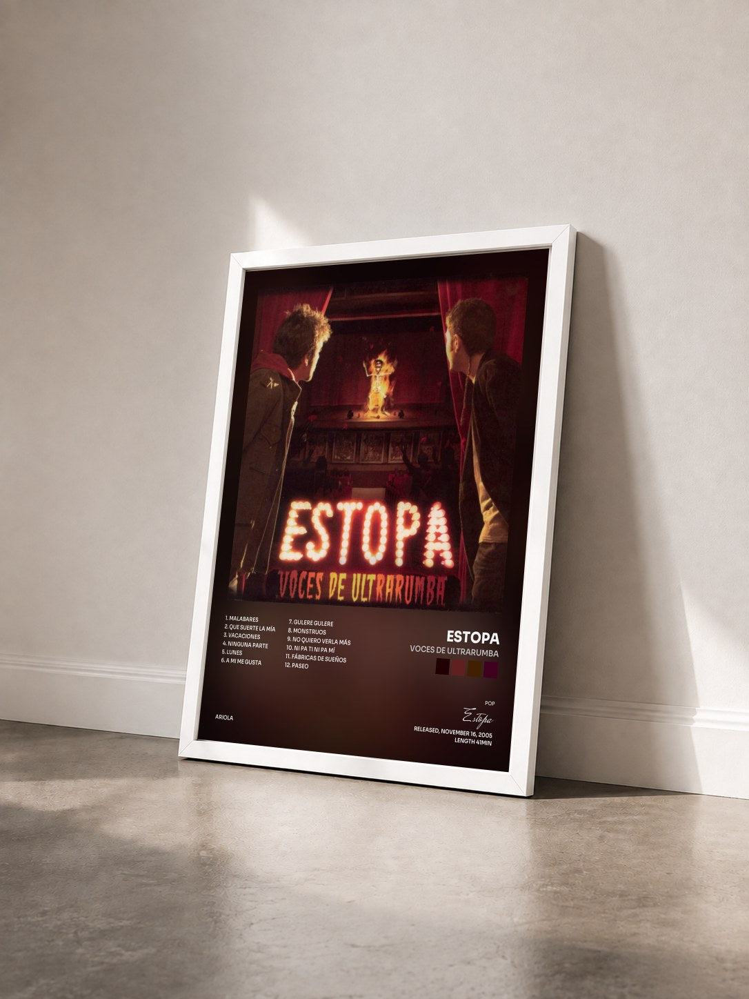 #blanc Tableau de l'album Voces de Ultrarumba de Estopa vu de trois quarts, cadre blanc