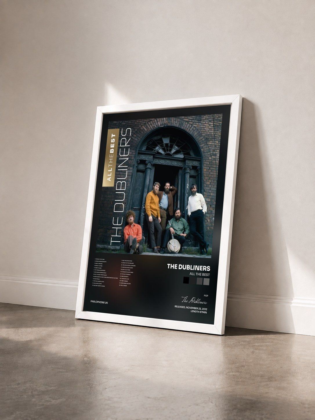 #blanc Tableau de l'album All the Best de The Dubliners vu de trois quarts, cadre blanc