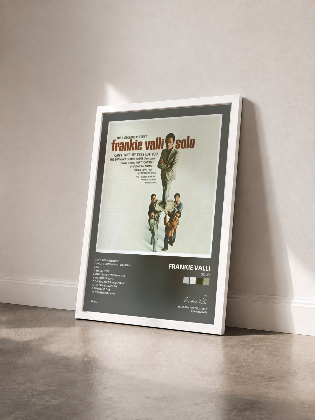 #blanc Tableau de l'album Solo de Frankie Valli vu de trois quarts, cadre blanc