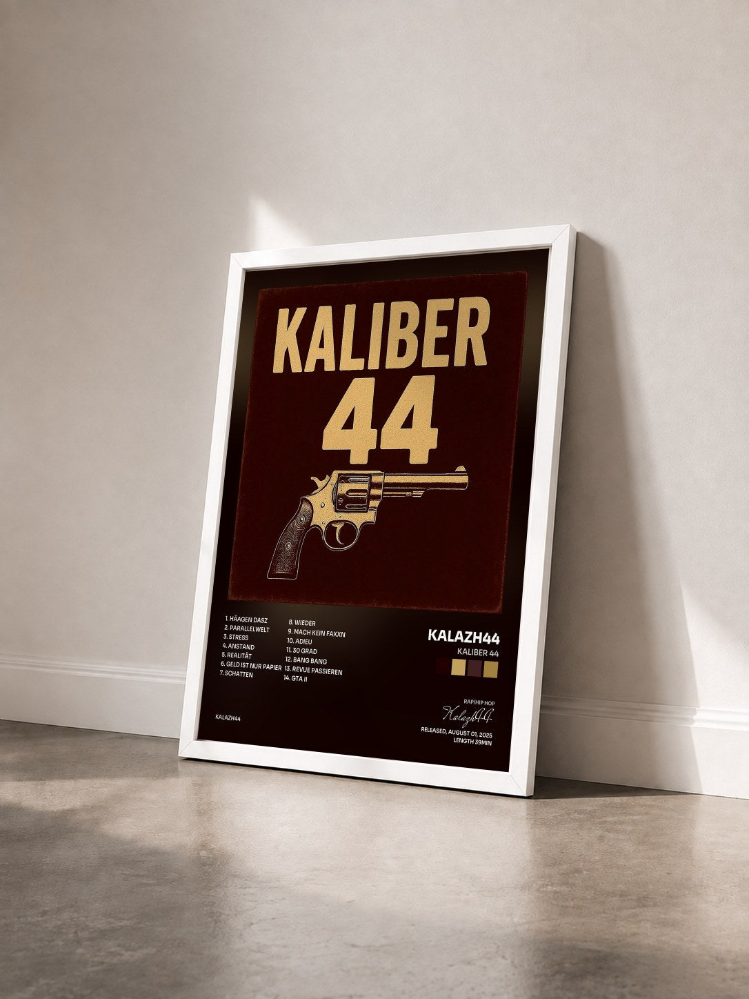 #blanc Tableau de l'album Kaliber 44 de Kalazh44 vu de trois quarts, cadre blanc
