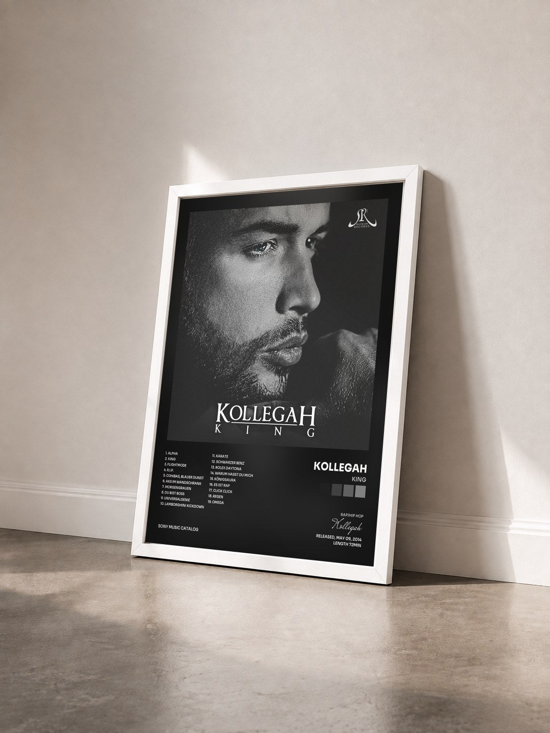 #blanc Tableau de l'album King de Kollegah vu de trois quarts, cadre blanc