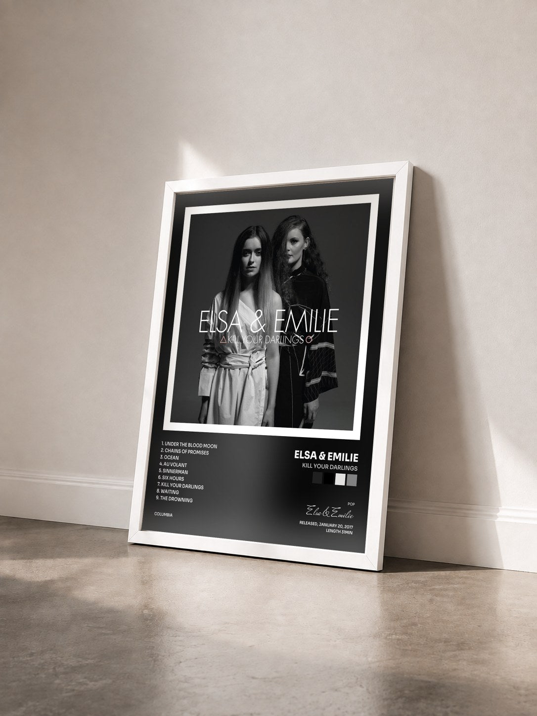 #blanc Tableau de l'album Kill Your Darlings de Elsa & Emilie vu de trois quarts, cadre blanc