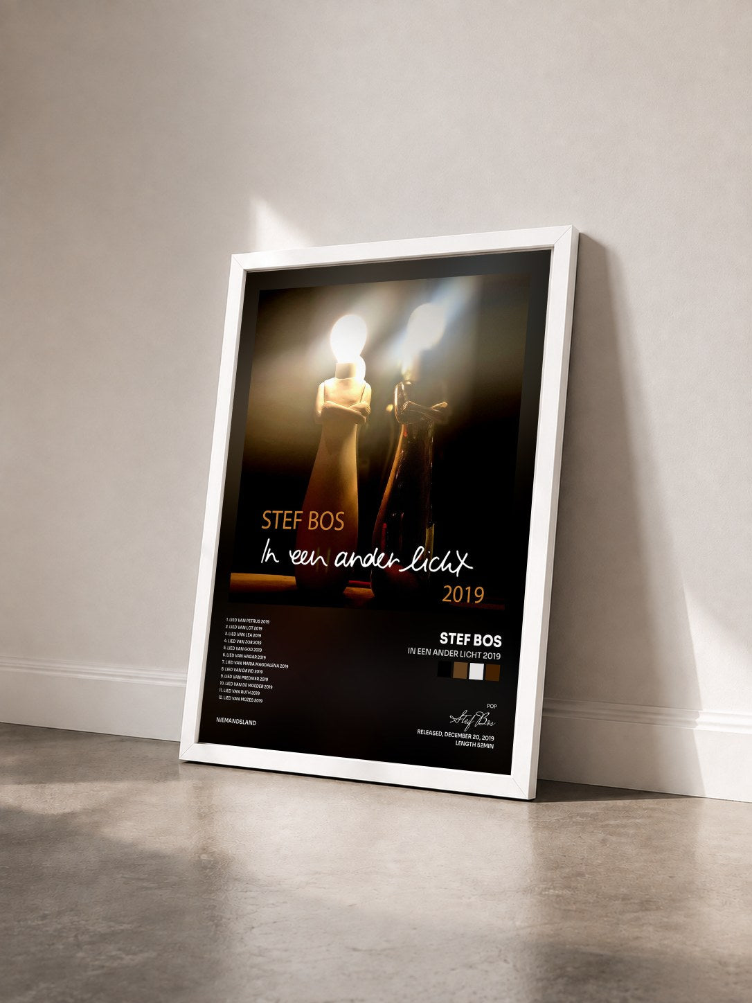 #blanc Tableau de l'album In Een Ander Licht 2019 de Stef Bos vu de trois quarts, cadre blanc