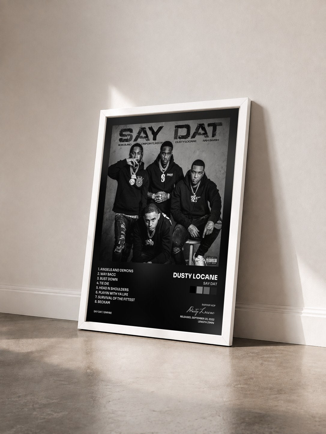 #blanc Tableau de l'album SAY DAT de Dusty Locane vu de trois quarts, cadre blanc