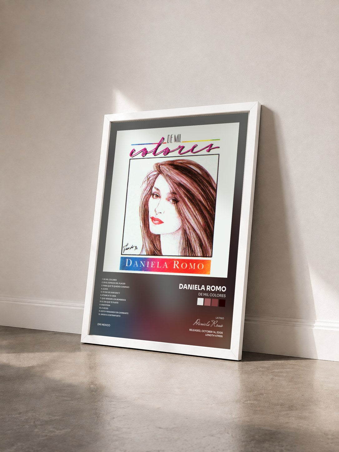 #blanc Tableau de l'album De Mil Colores de Daniela Romo vu de trois quarts, cadre blanc