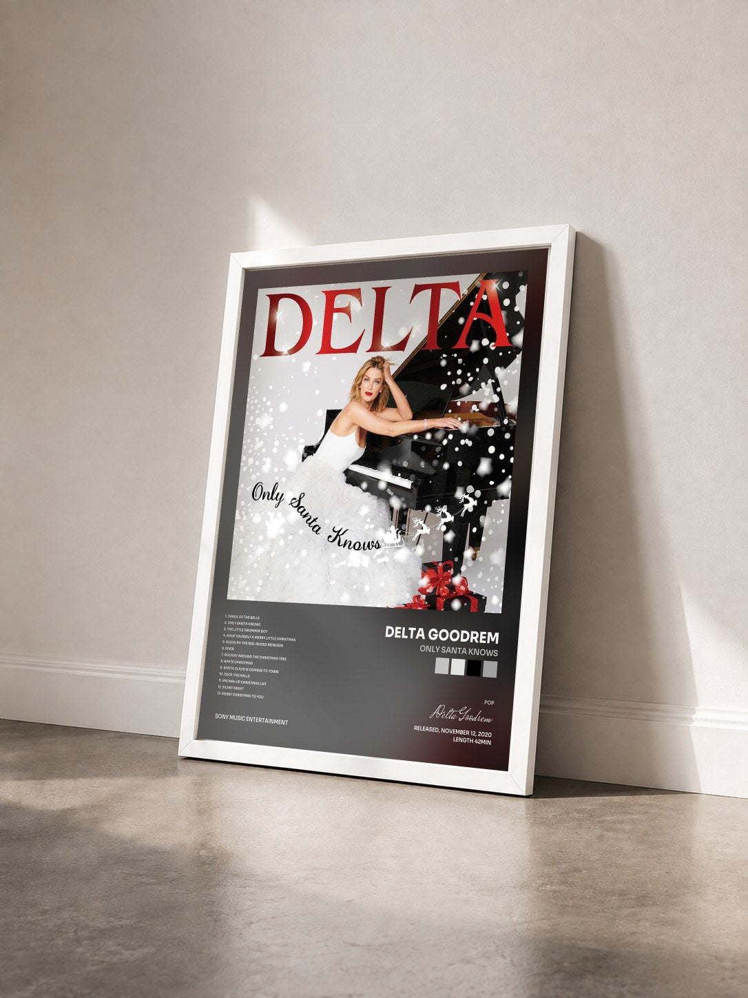 #blanc Tableau de l'album Only Santa Knows de Delta Goodrem vu de trois quarts, cadre blanc