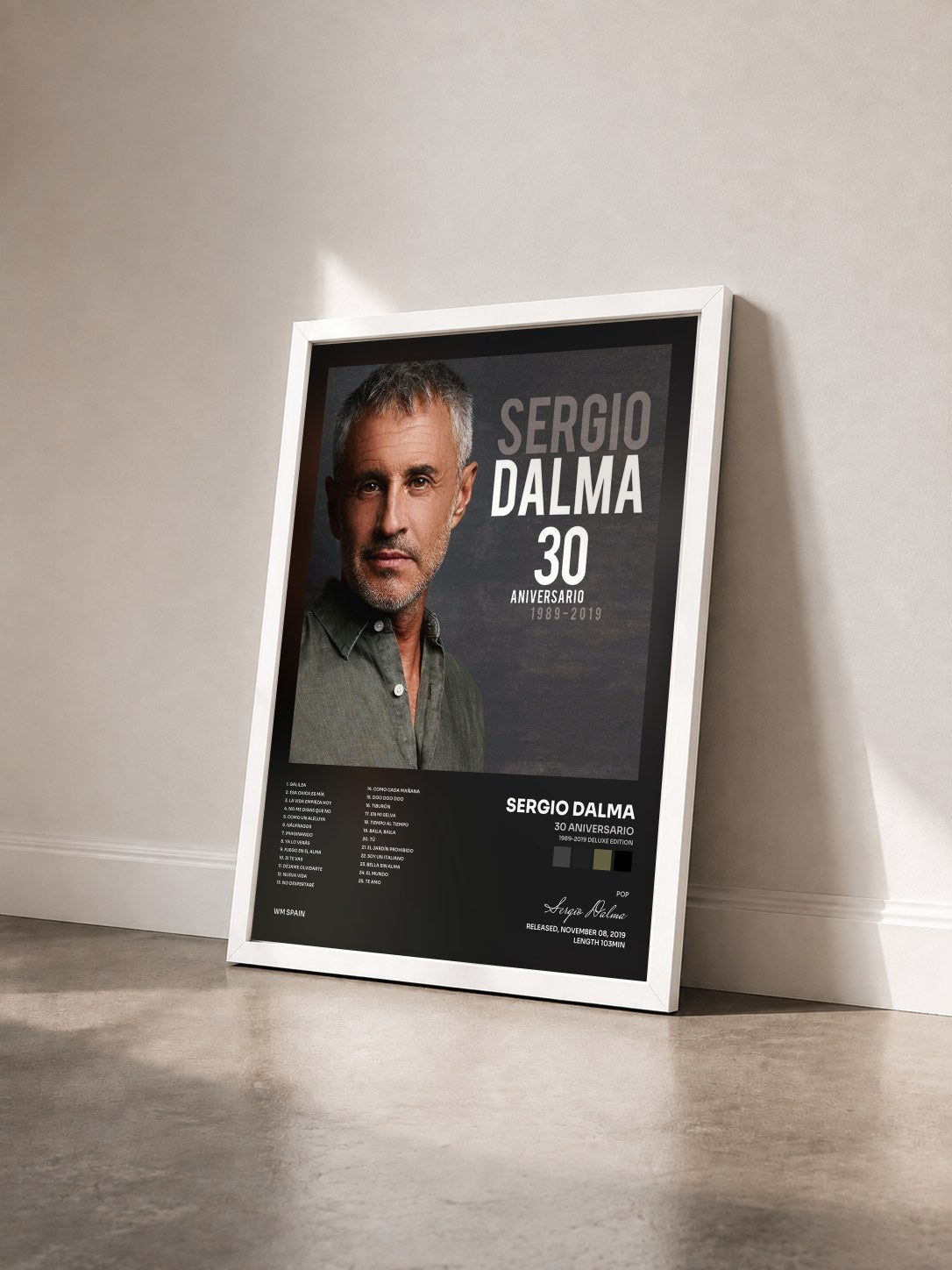 #blanc Tableau de l'album 30 Aniversario (1989-2019 Deluxe Edition) de Sergio Dalma vu de trois quarts, cadre blanc