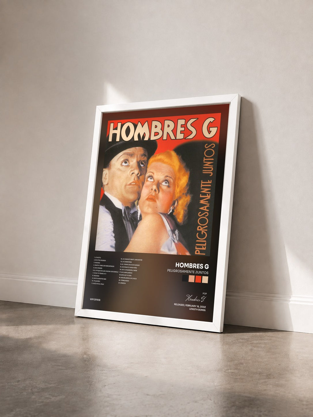 #blanc Peligrosamente Juntos von Hombres G als gerahmter Kunstdruck von schräg gesehen, weißer Rahmen