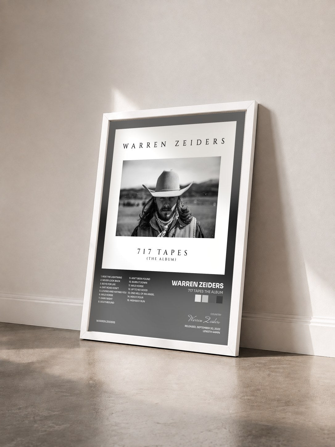#blanc Tableau de l'album 717 Tapes the Album de Warren Zeiders vu de trois quarts, cadre blanc